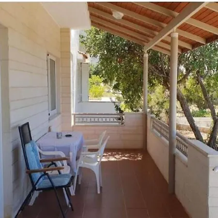 Vila In With Lush Garden *