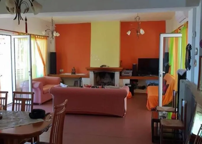 Vila In With Lush Garden *