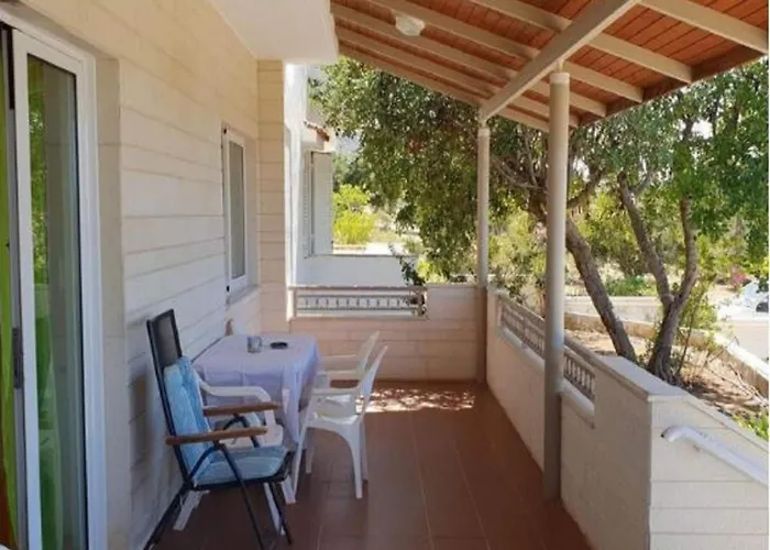 Vila In With Lush Garden *